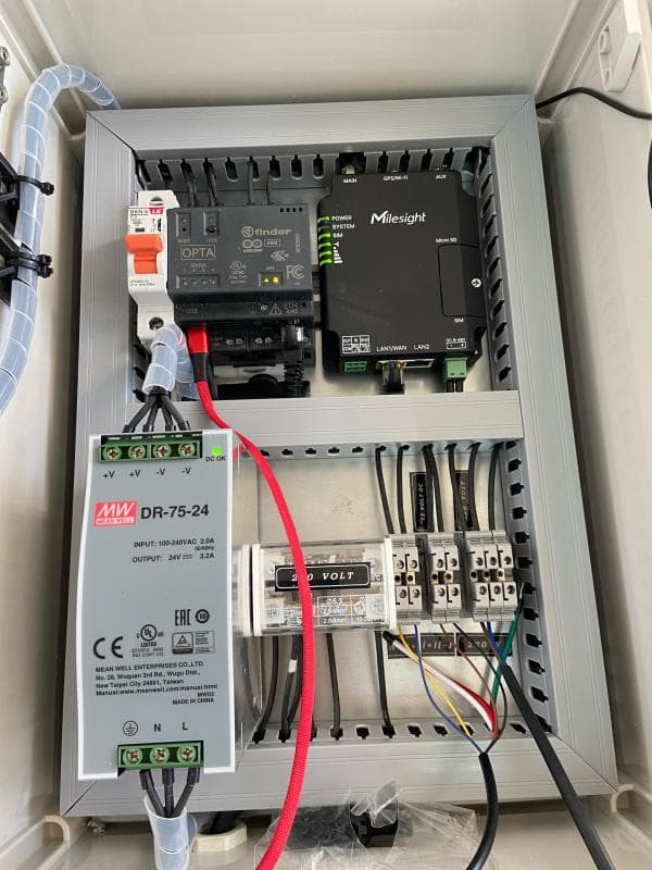 Tablero industrial con electrónica y conexiones instaladas